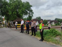 Bersama Dinas Terkait Satlantas Polres Madiun Kota Tinjau Lokasi Pembangunan Pos Palang Pintu Perlintasan KA