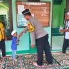 Bhabinkamtibmas Desa Sirnajaya Bagikan Takjil di Masjid At-Taubah