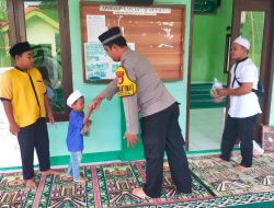 Bhabinkamtibmas Desa Sirnajaya Bagikan Takjil di Masjid At-Taubah