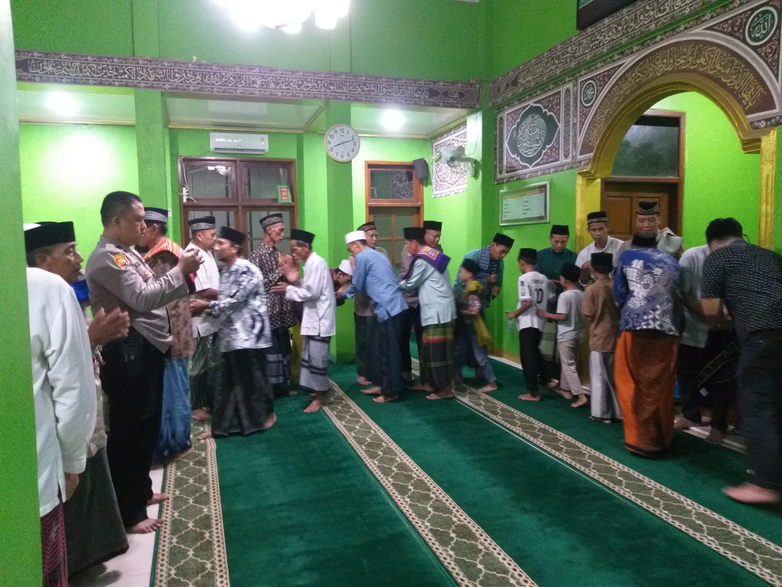 Polres Metro Bekasi bersama Polsek Serang Baru Melaksanakan Shalat Tarawih Keliling di Masjid Jamie Al-Amir Serang Baru