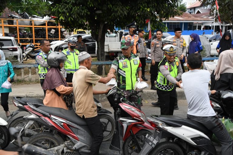 Polres Aceh Timur Melalui Satlantas Bagi-Bagi Takjil Di Bulun Puasa Untuk Masyarakat Pengguna Jalan