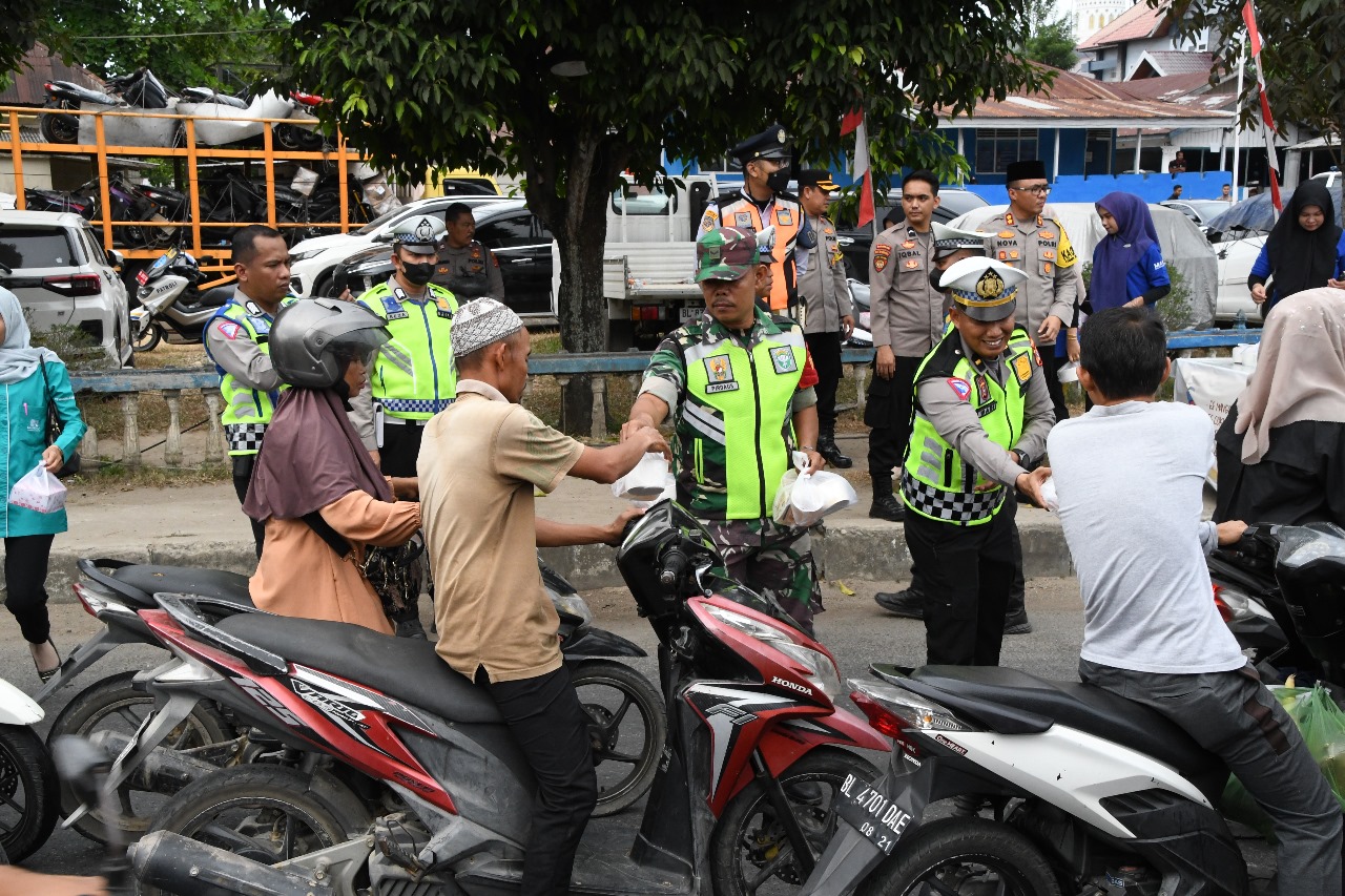 Polres Aceh Timur Melalui Satlantas Bagi-Bagi Takjil Di Bulun Puasa Untuk Masyarakat Pengguna Jalan