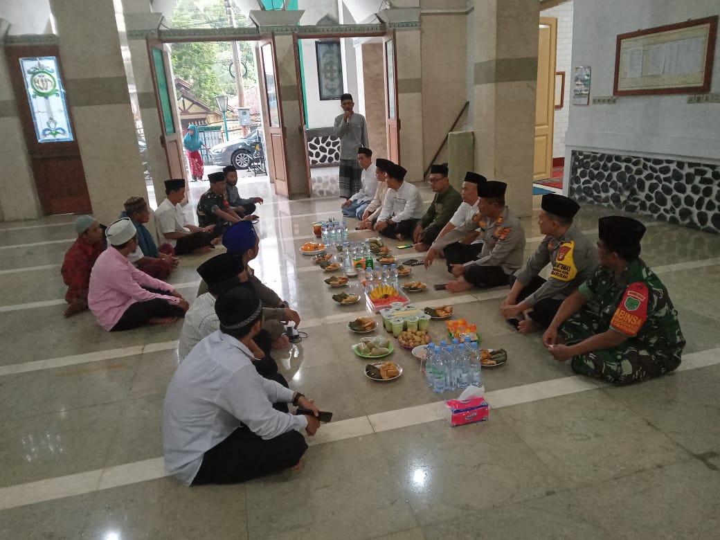 Berkah Ramadhan, Muspika Cibarusah Salurkan Bantuan Karpet Untuk Masjid Al-Mujahidin Cibarusah