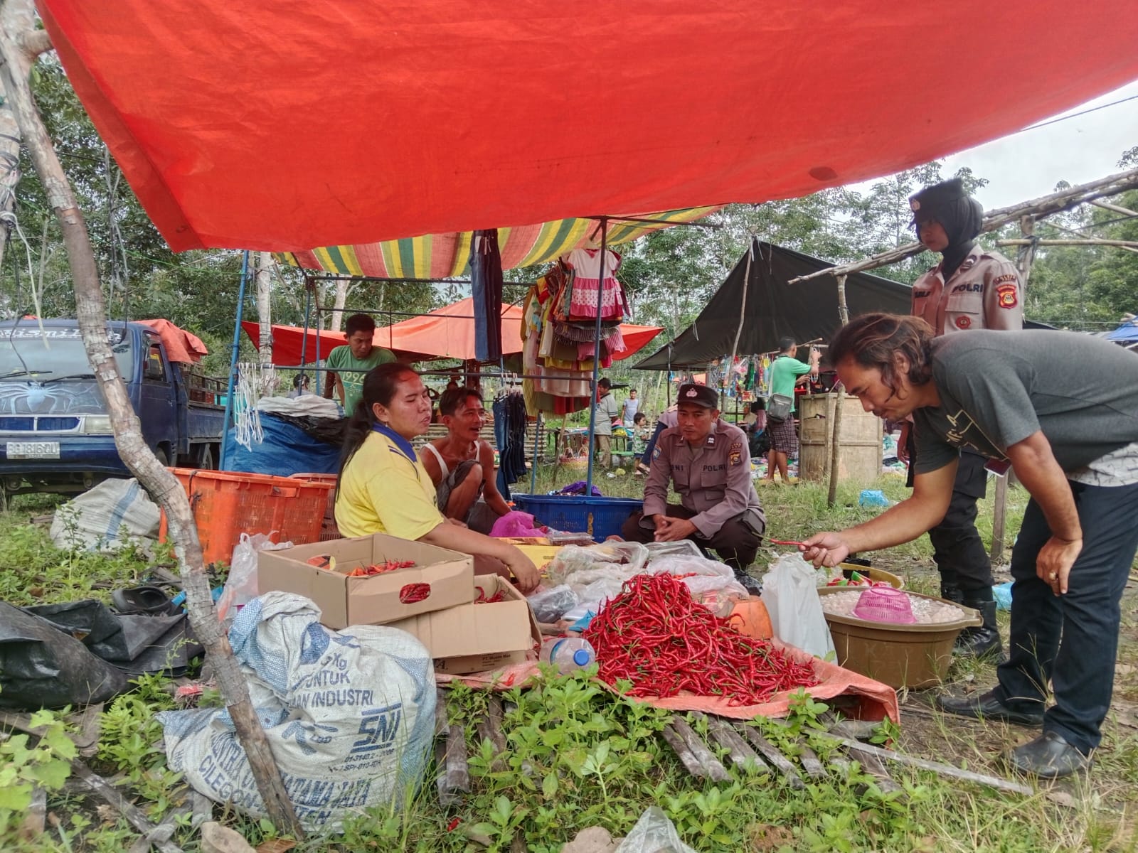 Polsek Penukal Abab, Monitoring Harga / Persediaan Sembako Di Pasar Desa Mangku Negara