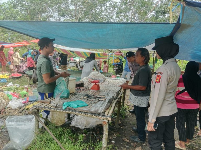 Polsek Penukal Abab, Monitoring Harga / Persediaan Sembako Di Pasar Desa Mangku Negara