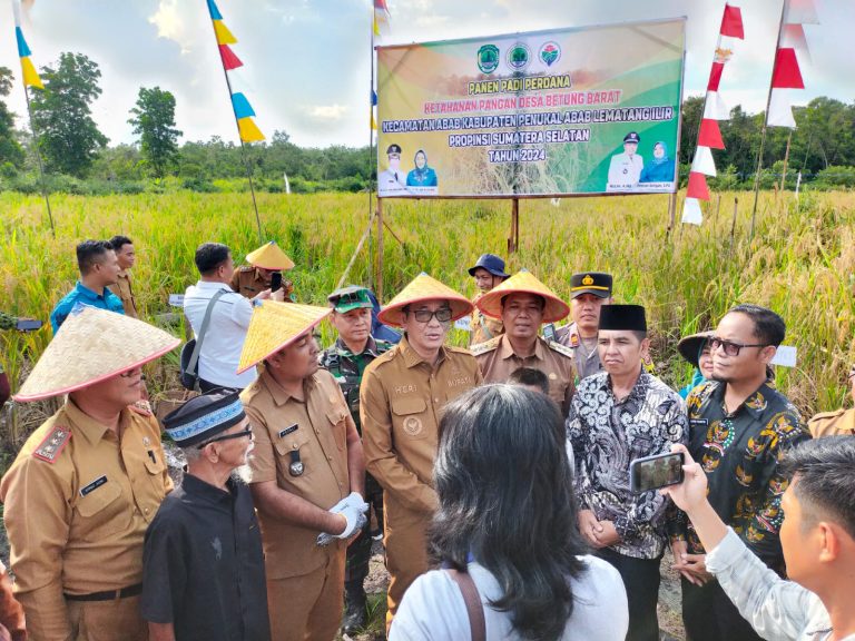 Bupati PALI Menghadiri Panen Raya di Desa Betung Barat