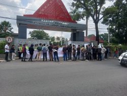 Tuntut Batalkan PLH Kadisdik Sumsel, Massa Aksi Lempar Puluhan Telur Ke Kantor Gubernur