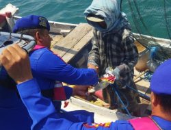 Peduli Nelayan, Satpolairud Polres Situbondo Bagikan Bantuan Beras Saat Patroli Ditengah Laut