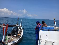 Peduli Nelayan, Satpolairud Polres Situbondo Bagikan Bantuan Beras Saat Patroli Ditengah Laut