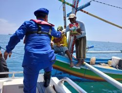 Peduli Nelayan, Satpolairud Polres Situbondo Bagikan Bantuan Beras Saat Patroli Ditengah Laut