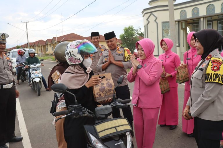 Kapolres PALI Bersama Bhayangkari Berbagi Takjil Pada Masyarakat