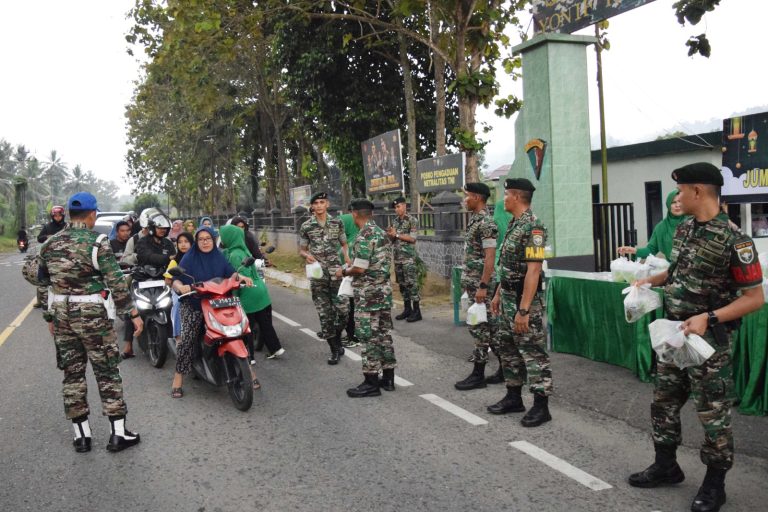 Dan Yonif Badak Hitam 113/JS Bireuen Bagi – Bagi Takjil Gratis Di Bulan Puasa Kepada Masyarakat