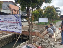 Warga Perumahan Mutiara Bekasi Jaya Bangun Jembatan dari Swadaya Masyarakat