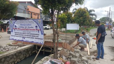 Warga Perumahan Mutiara Bekasi Jaya Bangun Jembatan dari Swadaya Masyarakat