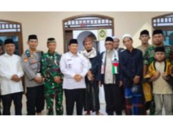 Kapolsek Sukatani AKP Gianto Bersama  H.Agus Dahlan MM Camat Sukatani Melaksana Tarawih Keliling Ke Masjid Al- Ikhlas