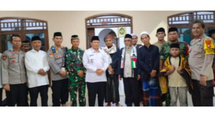 Kapolsek Sukatani AKP Gianto Bersama H.Agus Dahlan MM Camat Sukatani Melaksana Tarawih Keliling Ke Masjid Al- Ikhlas
