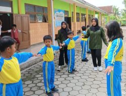 Mahasiswa IAI AT-TAQWA Bantu Guru Ajari Siswa SD