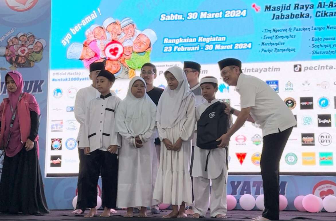 Pj Bupati Bekasi Hadiri Santunan 1000 Anak Yatim di Masjid Al-Azhar Jababeka