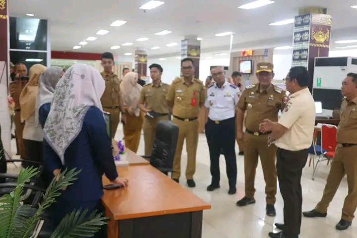 Drs.Aswarodi M.Si Pejabat Bupati LU Memimpin Langsung Rombongan,Pejabat Mengunjungi Mall Pelayanan Publik