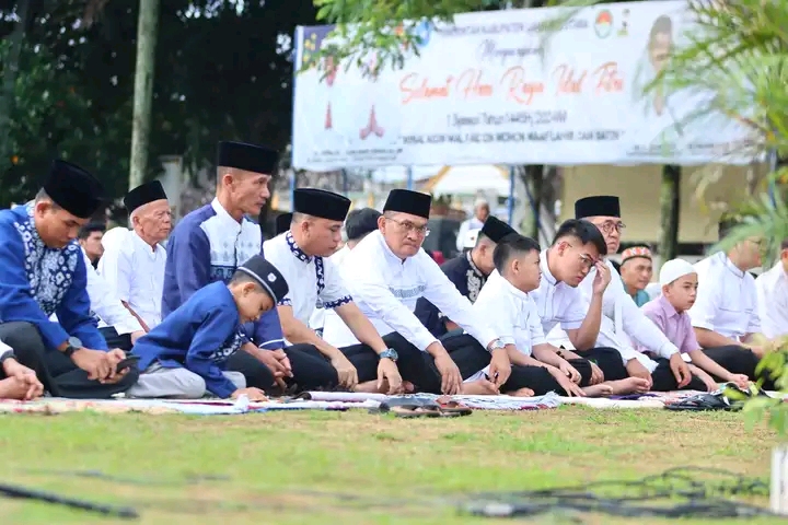 Penjabat (Pj) Bupati Lampung Utara, Drs.Aswarodi,M.Si.,Bersama Forkopimda Melaksanakan Sholat,Id , di Halaman Pemda Lampung Utara