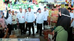 Penjabat (Pj) Bupati Lampung Utara, Drs, Aswarodi, M.Si. Bersama Sekdakab,L.U, Drs, H,Lekok,M.M.,Mengunjungi Pasar Bukit Kemuning