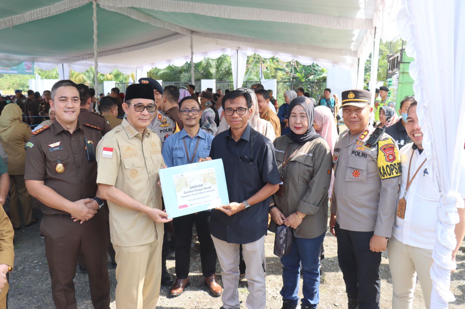 Kapolres PALI AKBP Khairu Nasrudin, S.I.K, M.H, Mendampingi Bupati PALI DR.Ir.H. Heri Amalindo MM Dalam Kegiatan Operasi Pasar Murah