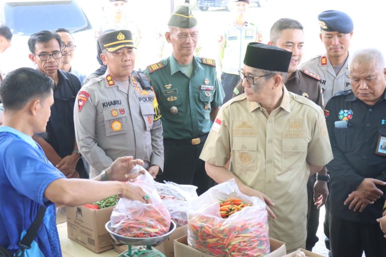 Kapolres PALI AKBP Khairu Nasrudin, S.I.K, M.H, Mendampingi Bupati PALI DR.Ir.H. Heri Amalindo MM Dalam Kegiatan Operasi Pasar Murah