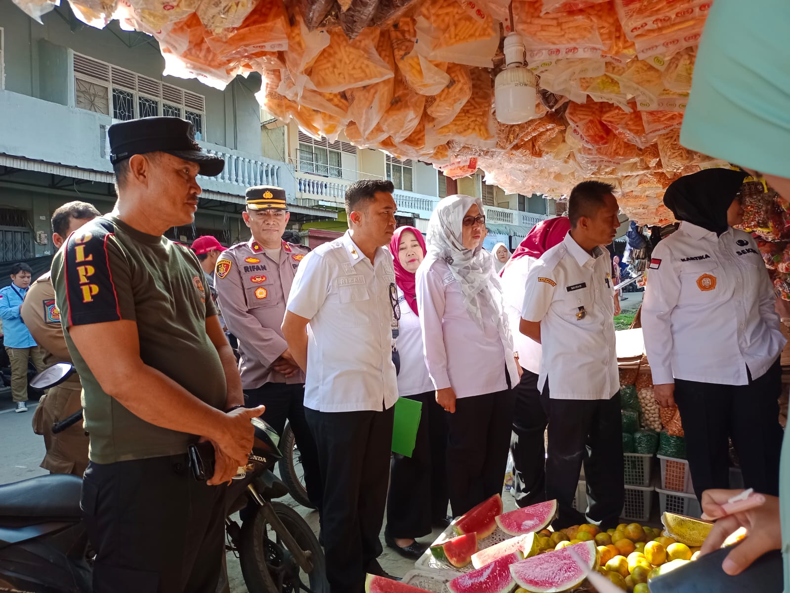 Polsek Talang Ubi Bersama Forkopimda Melaksanakan kegiatan Sidak dan Pemantauan Harga di Pasar Impres Pendopo