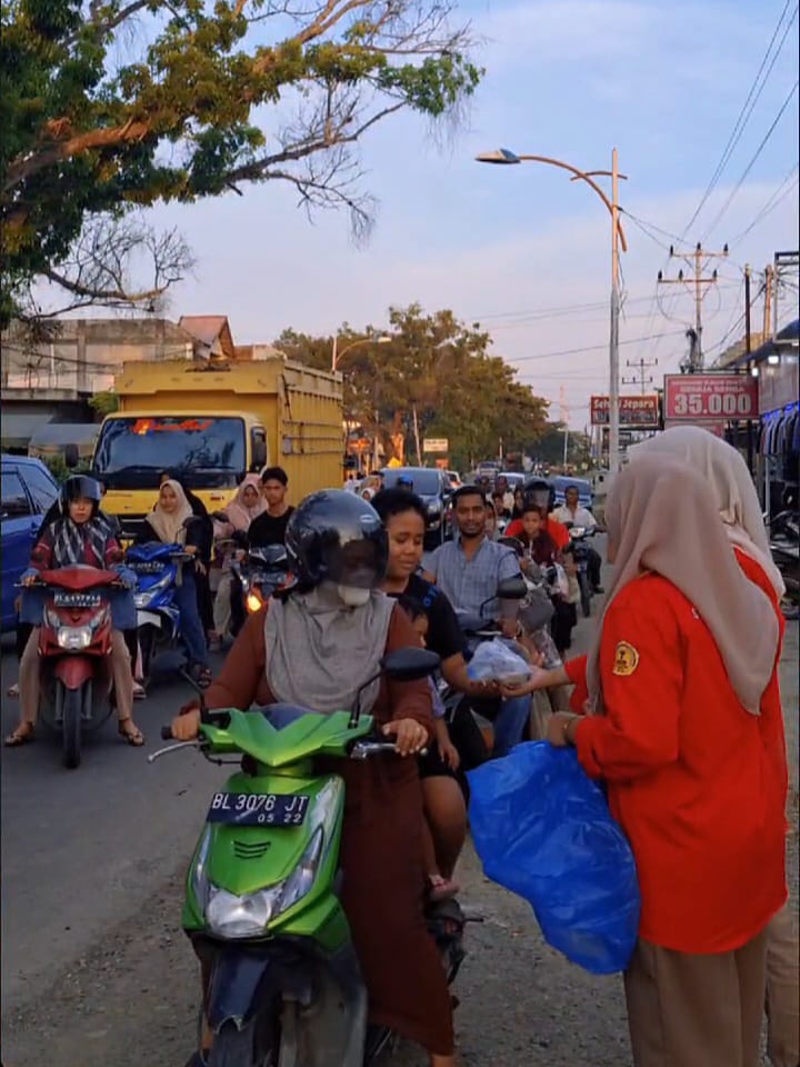 Bagi Takjil di Bulan Ramadhan, wujud Kepedulian KSR PMI Unit STIKes Jabal Ghafur Pidie