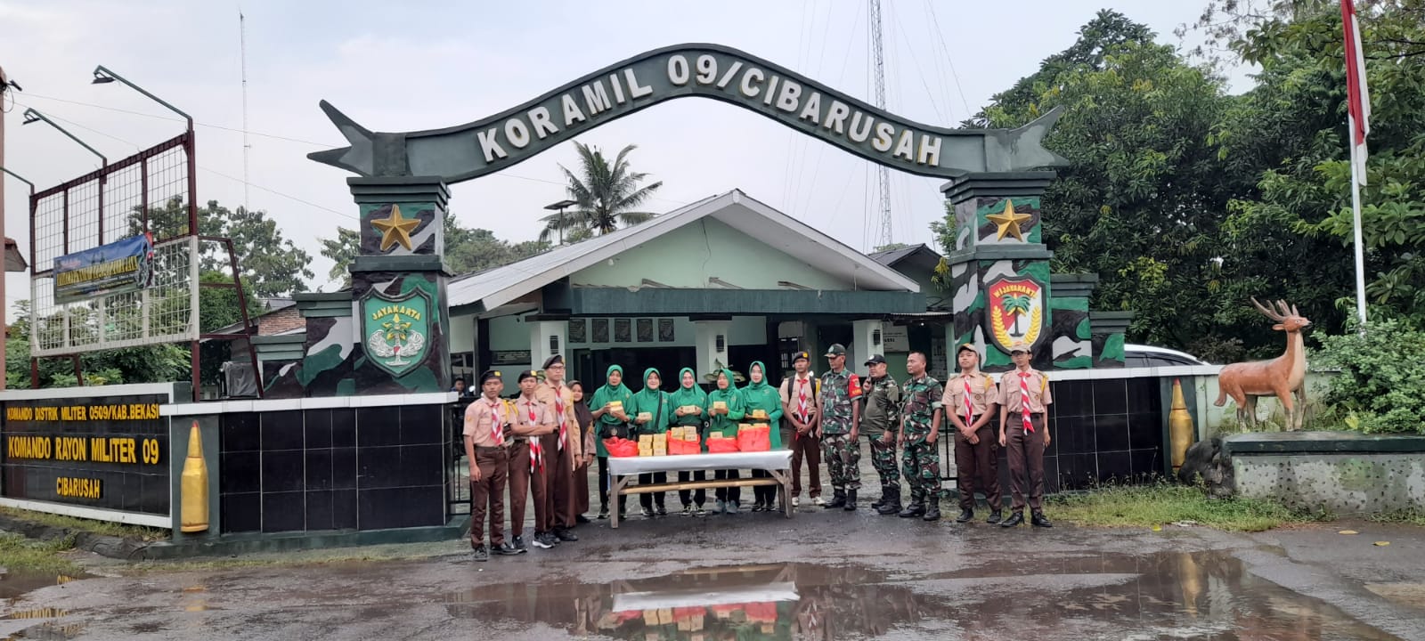 Koramil 09 Cibarusah dan Persit, Bagikan Takjil Buka Puasa Untuk Pengguna Jalan