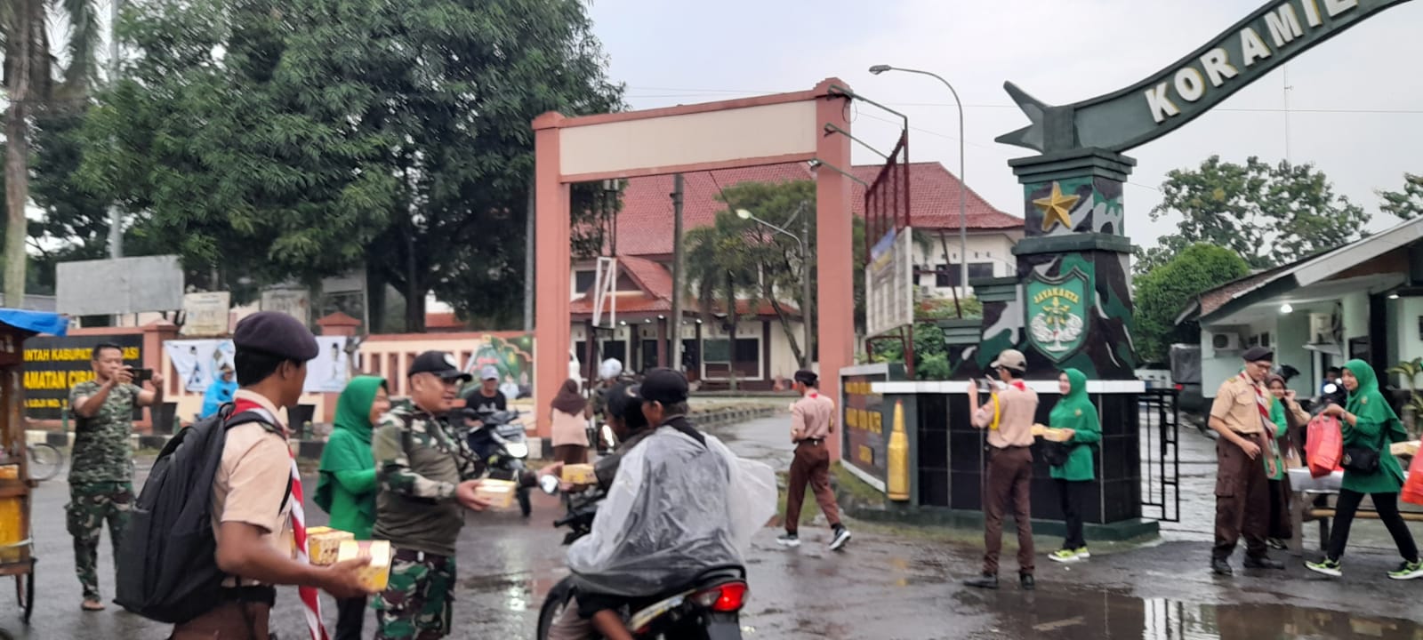 Koramil 09 Cibarusah dan Persit, Bagikan Takjil Buka Puasa Untuk Pengguna Jalan