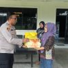 Kapolsek Pebayuran Berikan Paket Lebaran kepada 2 Warakawuri di Wilayahnya 