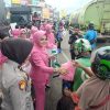 Bhayangkari Peduli bersama Polwan Polda Sumsel berbagi Takjil untuk Sesama
