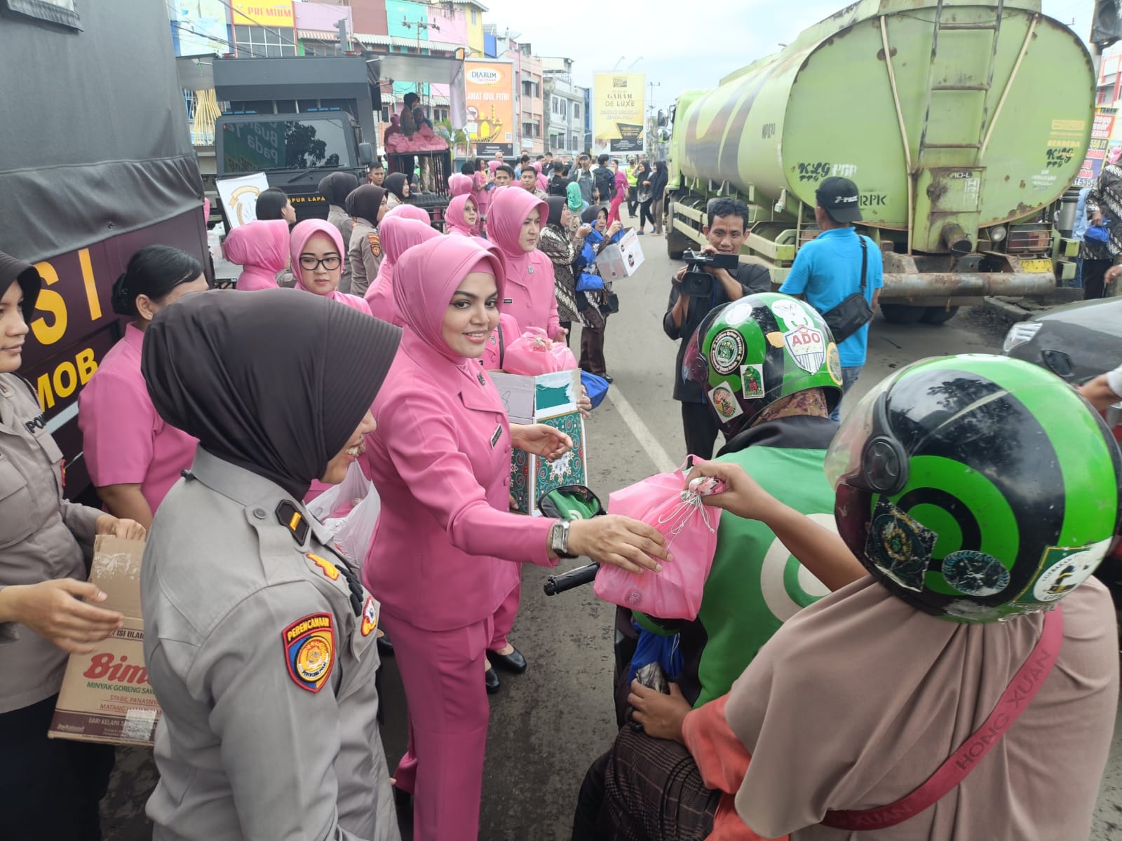 Bhayangkari Peduli bersama Polwan Polda Sumsel berbagi Takjil untuk Sesama