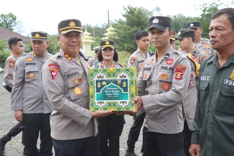 Kapolres PALI Serahkan Bingkisan Hari Raya Idul Fitri 1445 H Secara Simbolis