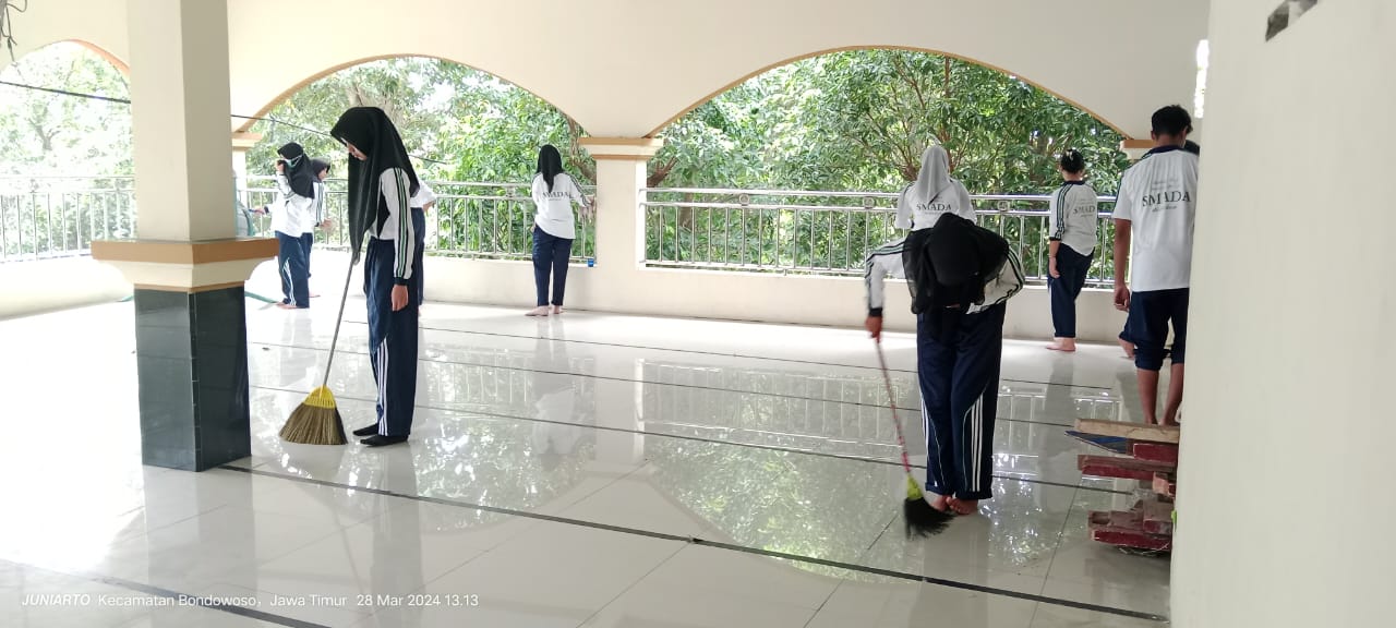 Siswa-siswi SMA 2 Bondowoso Bersih Bersih Masjid