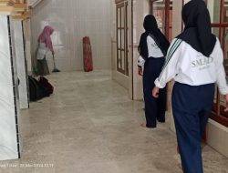 Siswa-siswi SMA 2 Bondowoso Bersih Bersih Masjid