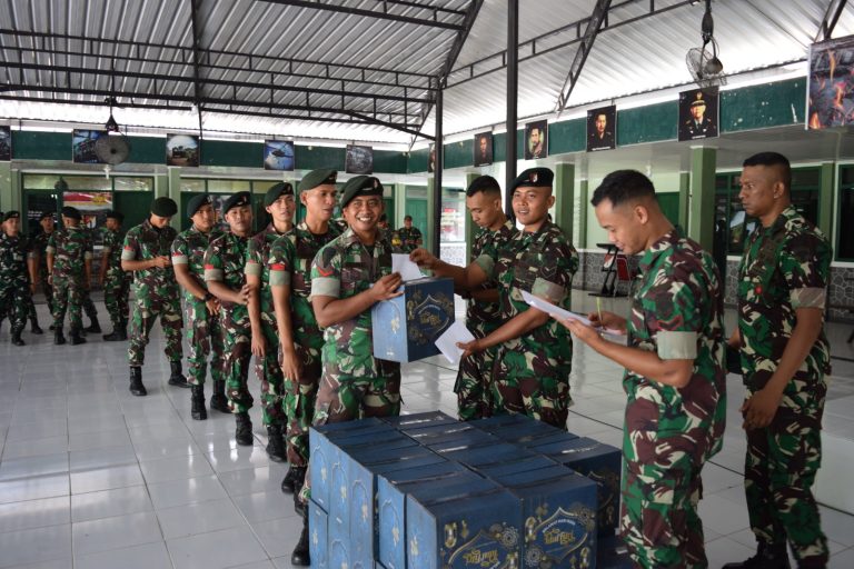 Sambut Hari Raya Idul Fitri 1445 H, Danyonif 113/JS Bagikan Bingkisan Lebaran kepada Prajurit Badak Hitam Yonif 113/JS