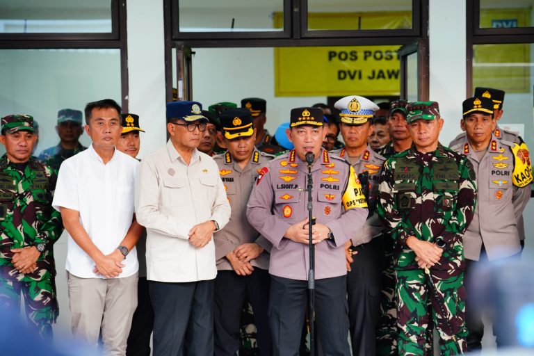 Kapolri Pastikan Beri Pelayanan Terbaik Bagi Keluarga Korban Kecelakaan Tol Cikampek