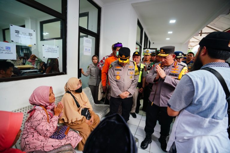 Kapolri Pastikan Beri Pelayanan Terbaik Bagi Keluarga Korban Kecelakaan Tol Cikampek