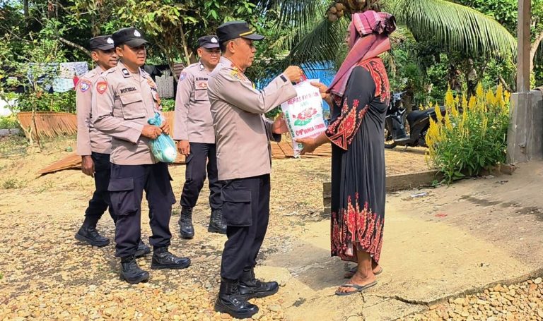 Jelang Lebaran, Kapolsek Banda Alam Datangi Rumah Warga Kurang Mampu Dan Serahkan Bantuan