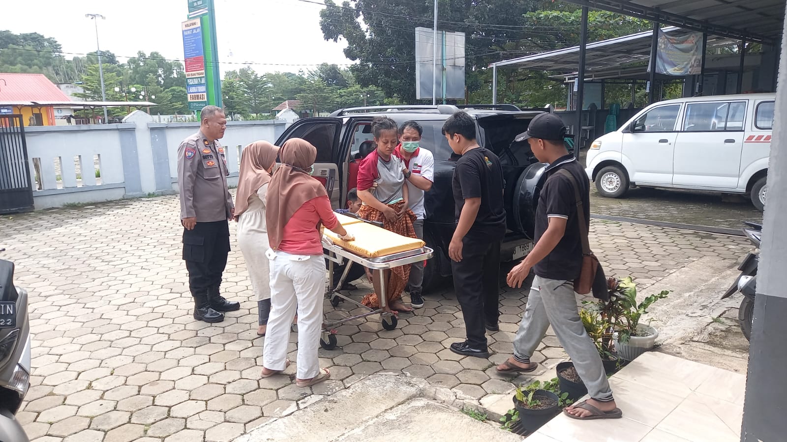 Seorang Ibu Melahirkan Didalam Mobil, Anggota Polsek Serang Baru Bantu Proses Persalinan