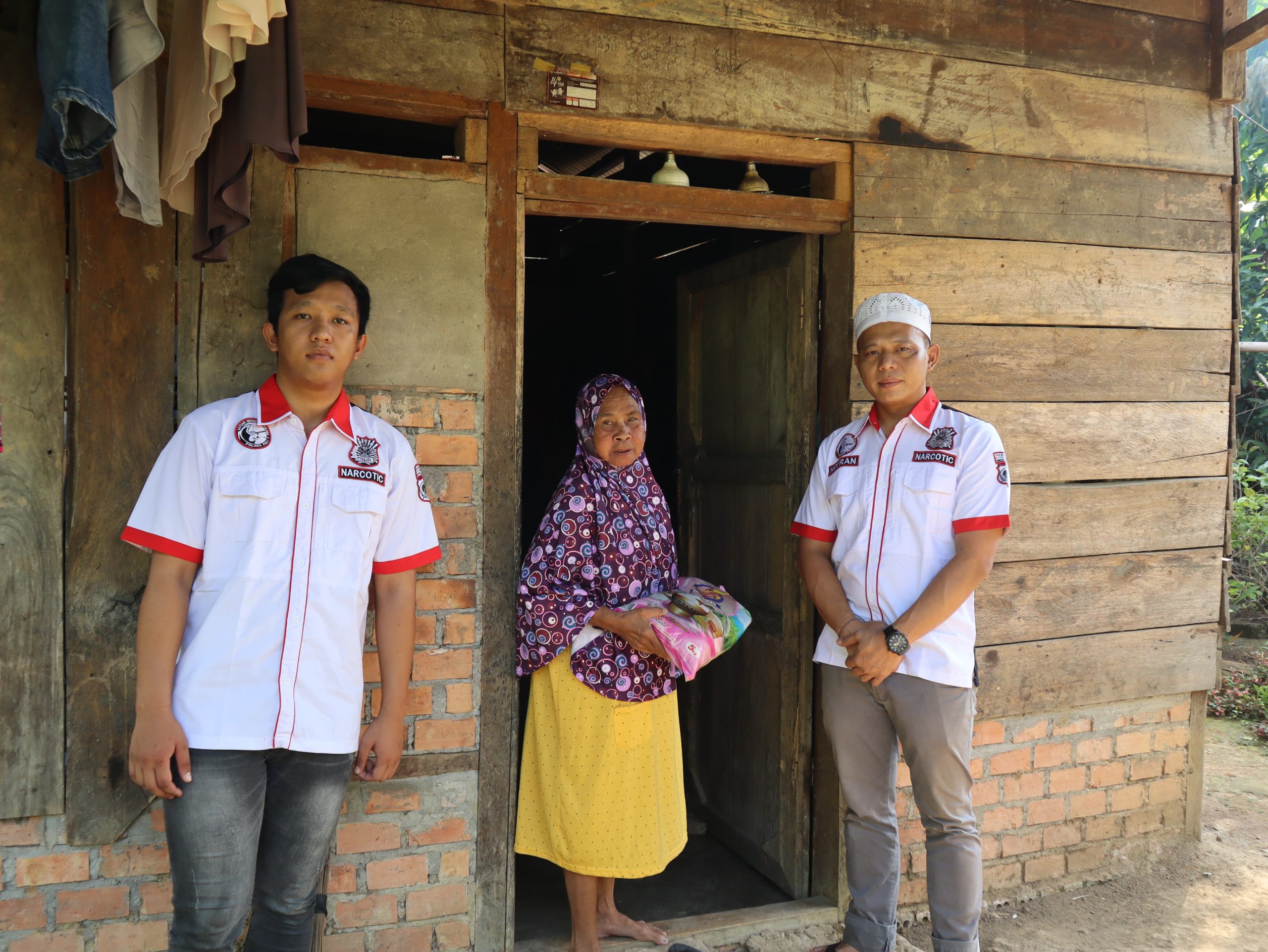 Jelang Hari Raya Idul Fitri 1445 Hijriah,Satres Narkoba Polres PALI Bagikan Bansos Pada Masyarakat