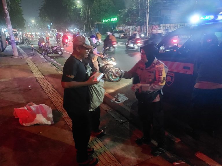 Gema Malam Takbir, Sesosok Pemimpin Polsek Kramat Jati Bagikan Ketupat Opor ke Pemulung