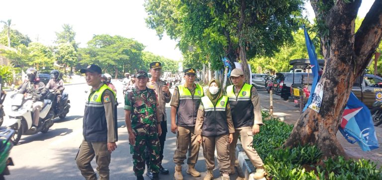 Warga Berziarah ke TMPN Kalibata, Dapat Pelayanan Terbaik dari Kapolsek Pancoran