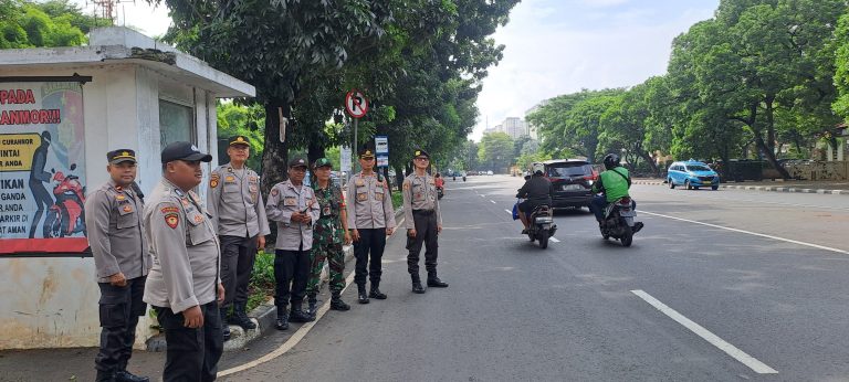 Polsek Pancoran Lakukan Pengamanan dan Monitoring Kegiatan Ziarah Kubur di TMPN Kalibata