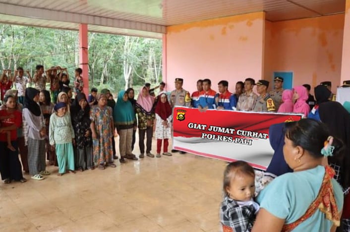 Kapolres PALI, AKBP Khairu Nasrudin S.I.K M.H, Memimpin kegiatan Jumat Curhat di Desa Muara Ikan