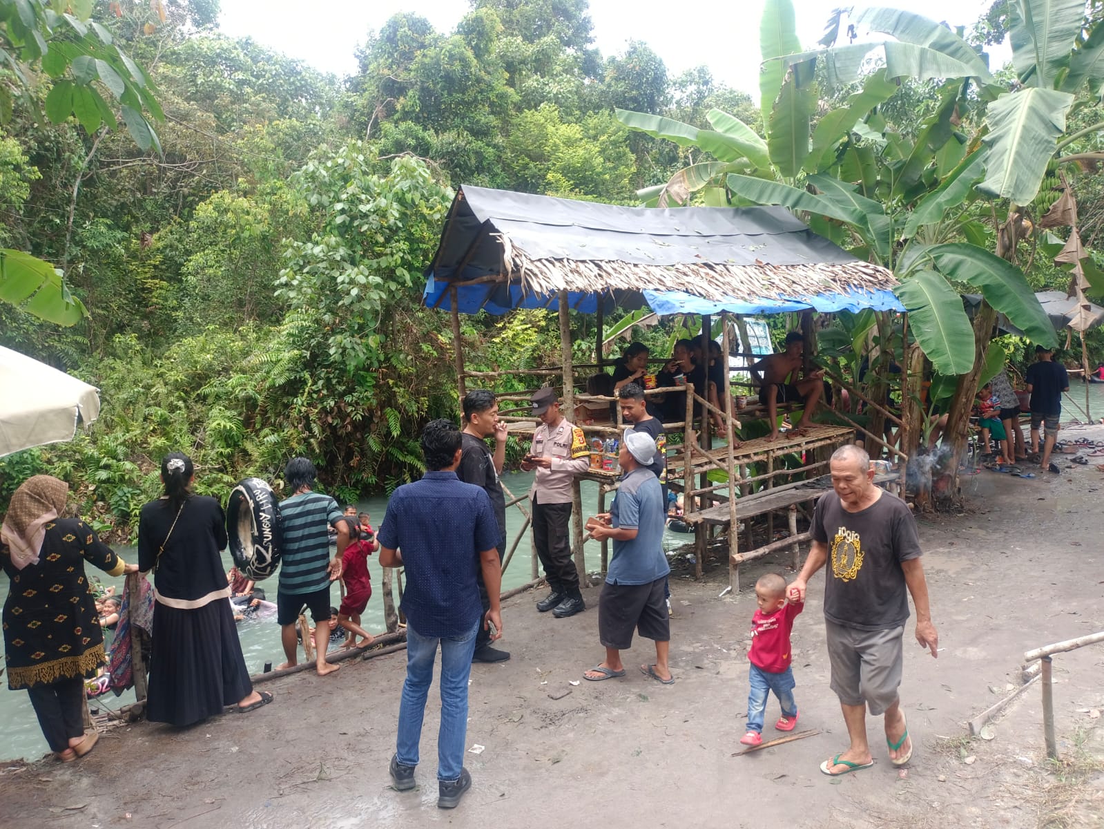 Personil Polsek Penukal Abab Melakukan kegiatan Monitoring Tempat Wisata Sungai Paye Biru di Desa Betung Selatan