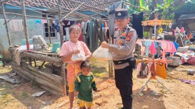 Polres PALI Melalui Polsek Talang Ubi Melakukan Aksi Peduli Sosial Dengan Memberikan Bantuan Sembako Pada Masyarakat