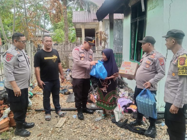 Kapolsek Idi Rayeuk Serahkan Bantuan Tanggap Darurat Kepada Warga Korban Kebakaran